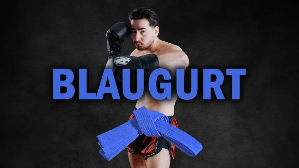 Cover Blaugurt: Trainer in Deckung hinter einem blauen Gürtel