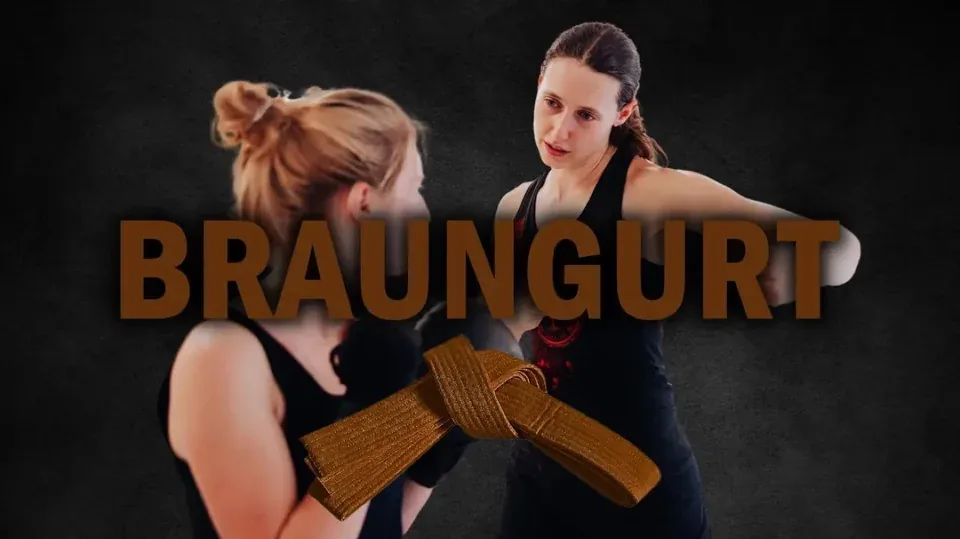 Cover Braungurt: zwei Trainerinnen in Kampfhaltung hinter einem braunen Gürtel