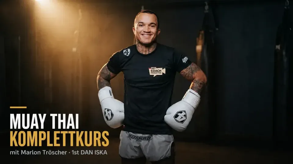 Cover Muay Thai Komplettkurs mit Marlon Tröscher in Boxhandschuhen im goldenen Licht