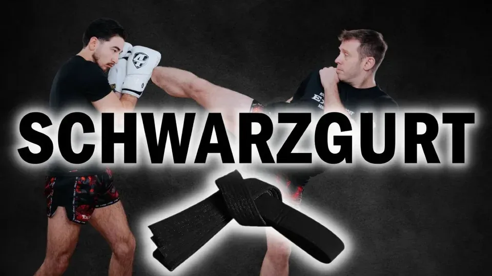 Cover Schwarzgurt: Trainer mit hohem Kick gegen eine Pratze, schwarzer Gürtel im Vordergrund