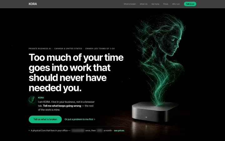 KORA-website v8: dunkle seite, KORA über einem Core auf holz, vertrauenszeile unter den knöpfen
