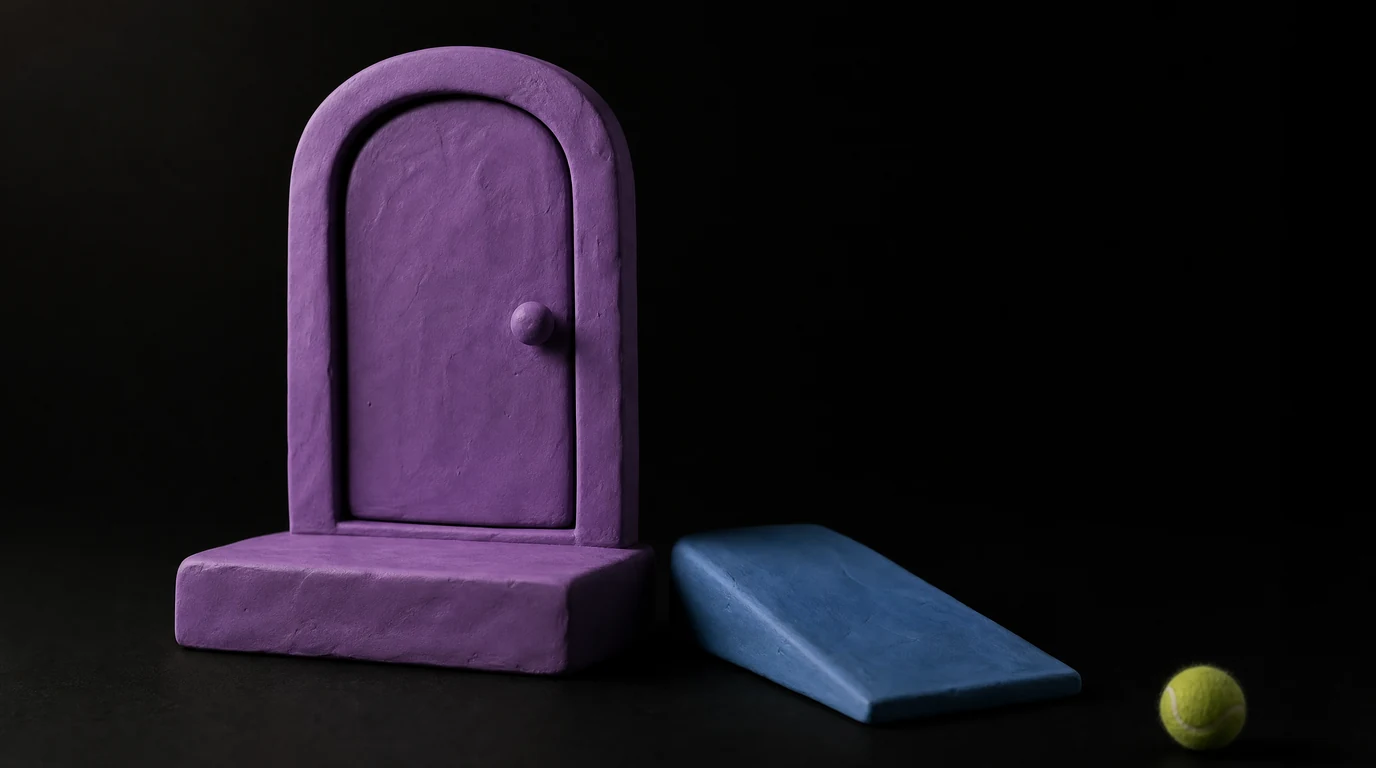 Eine violette Tür aus Knete steht geschlossen auf einer hohen Stufe, daneben liegt eine blaue Rampe aus Knete flach am Boden, ohne angebaut zu sein